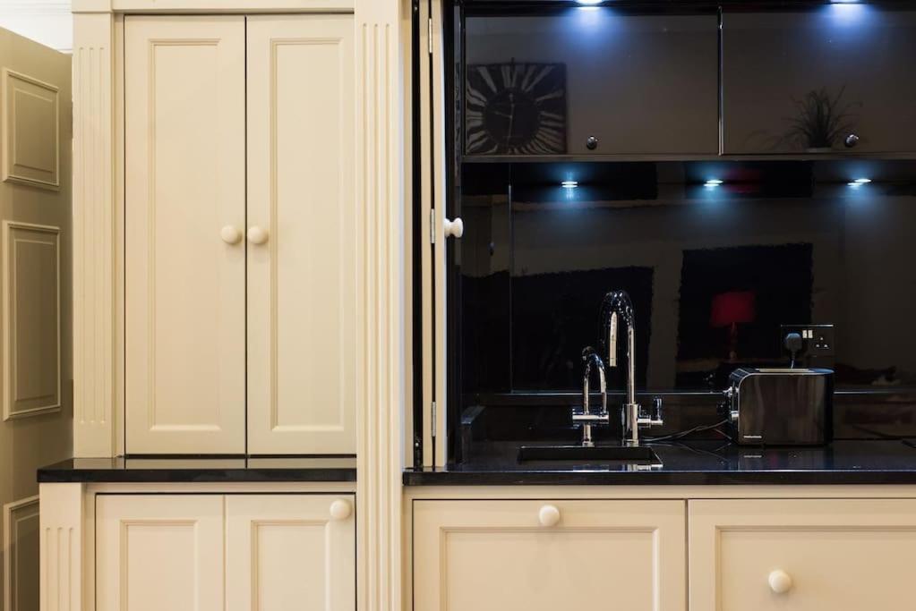 Self Catering , City Centre Apartment With Parking 에든버러 외부 사진